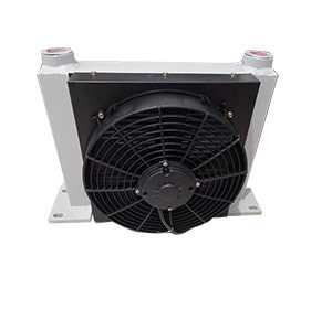  隨車(chē)吊用風(fēng)冷卻器長(zhǎng)時(shí)間使用，可能會(huì)因?yàn)榻Y(jié)垢等原因造成堵塞，影響設(shè)備的性能，甚至還存在一定的安全隱患。不同的冷卻器在不同生產(chǎn)設(shè)備中是不同的，但是不管是在什么環(huán)境中使用的冷卻器，定期的清洗是一定不能少的。 下面我們將介紹關(guān)于隨車(chē)吊用風(fēng)冷卻器清洗的注意事項(xiàng)： 1、嚴(yán)禁在清洗冷卻器時(shí)使用鹽酸。應(yīng)定期維修冷卻器，顯著降低熱效率，并在冷卻器發(fā)生明顯變化時(shí)清洗壓降。 2.如果使用化學(xué)清潔劑，它可以在設(shè)備內(nèi)部循環(huán)。如果進(jìn)行機(jī)械清潔，請(qǐng)使用軟刷。禁止使用鋼刷以免劃傷板子。 3.清潔工作可以打開(kāi)設(shè)備并一步一步?jīng)_洗板。 4.清潔后，應(yīng)仔細(xì)檢查印版和膠片，并處理發(fā)現(xiàn)的問(wèn)題。 5.清洗設(shè)備后，必須用干凈的布將其擦干。板和橡膠墊之間不得存放異物，纖維和其他碎屑。 6.在清潔過(guò)程中，應(yīng)牢固地粘附要更換的橡膠墊和脫膠橡膠墊，并在組裝隨車(chē)吊用風(fēng)冷卻器前仔細(xì)檢查以確保它們均勻并擦去多余的粘合劑。 以上是關(guān)于隨車(chē)吊用風(fēng)冷卻器檢查的相關(guān)注意事項(xiàng)，希望能夠幫助到大家。