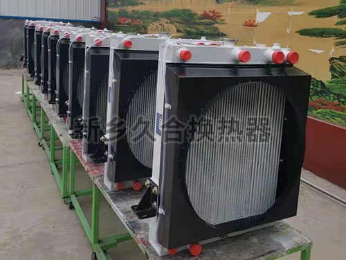 自上料攪拌車(chē)用水箱散熱器